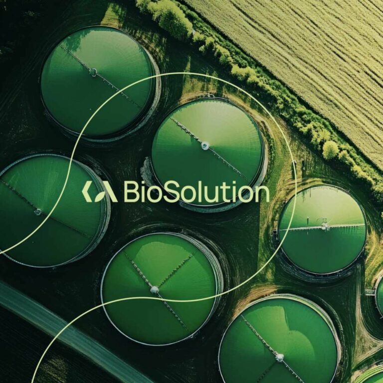 Eine güne Biogasanalge neben einem gründen Feld. Über dem Bild das Logo von KA-BioSolution